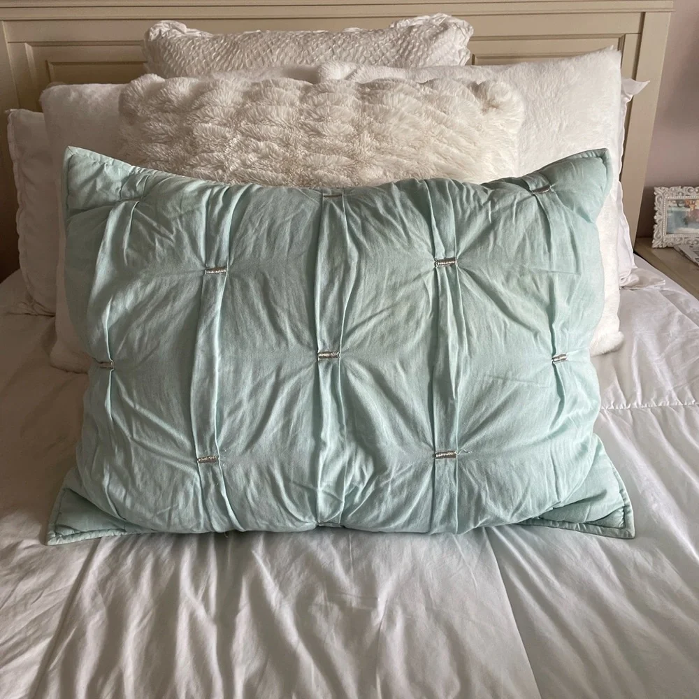 Set of shams crescent stitch turquoise , light blue . Good quality ,nice body .